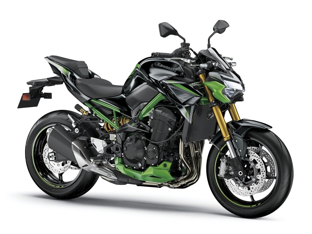 <div class='descrGalleryTitle'>KAWASAKI Z900 SE</div><div class='descrGalleryText'><p>Il 2022 è l’anno in cui la sigla SE, che finora identificava soprattutto versioni&nbsp;con sospensioni semiattive,&nbsp;si delinea meglio: indica&nbsp;i modelli con componentistica premium, come questa Z900 con pinze Brembo M4.32, forcella rovesciata Showa da 41 mm regolabile e monoammortizzatore Öhlins S46 con registro remoto.&nbsp;C’è solo in questo colore.</p>
</div>